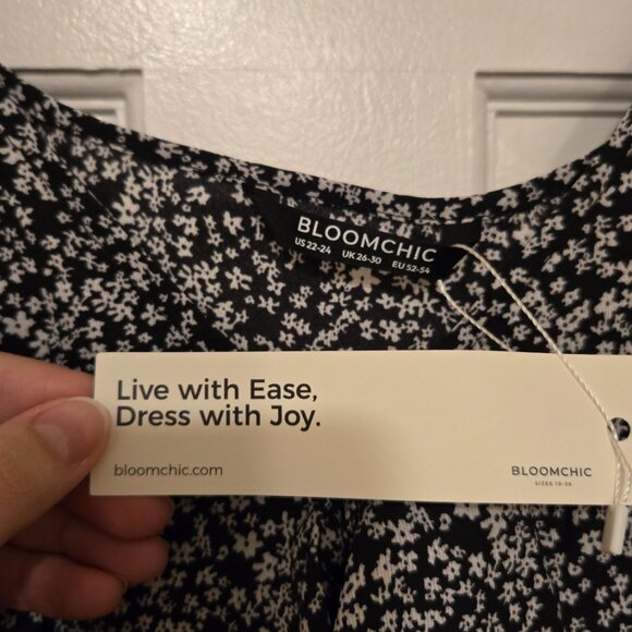 NWT BloomChic ditsy floral cold shoulder top - Size 22/24 - Picture 8 of 8